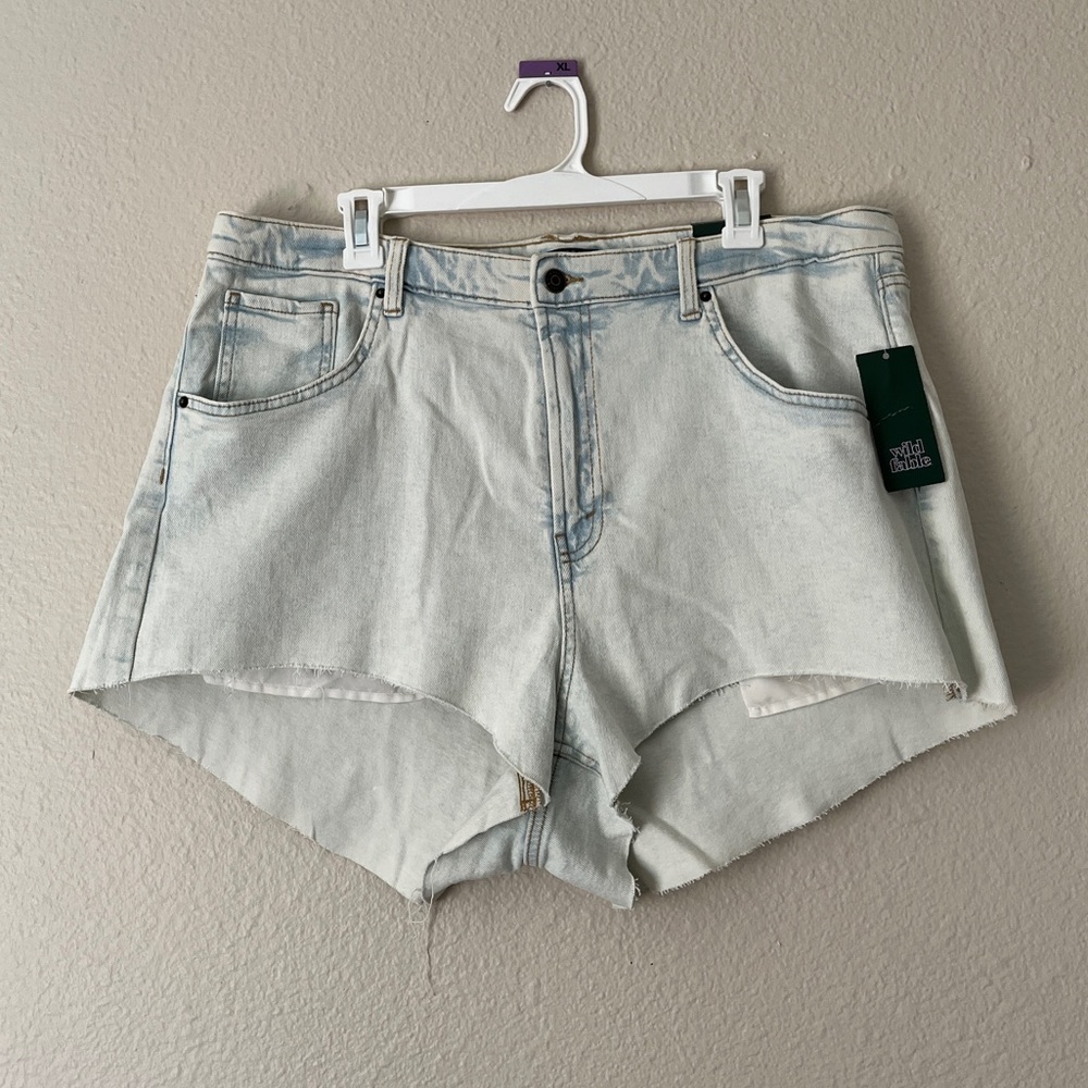 NWT Super High Rise Cheeky Denim Cutoff Shorts Light Wash Jean Wild Fable 17